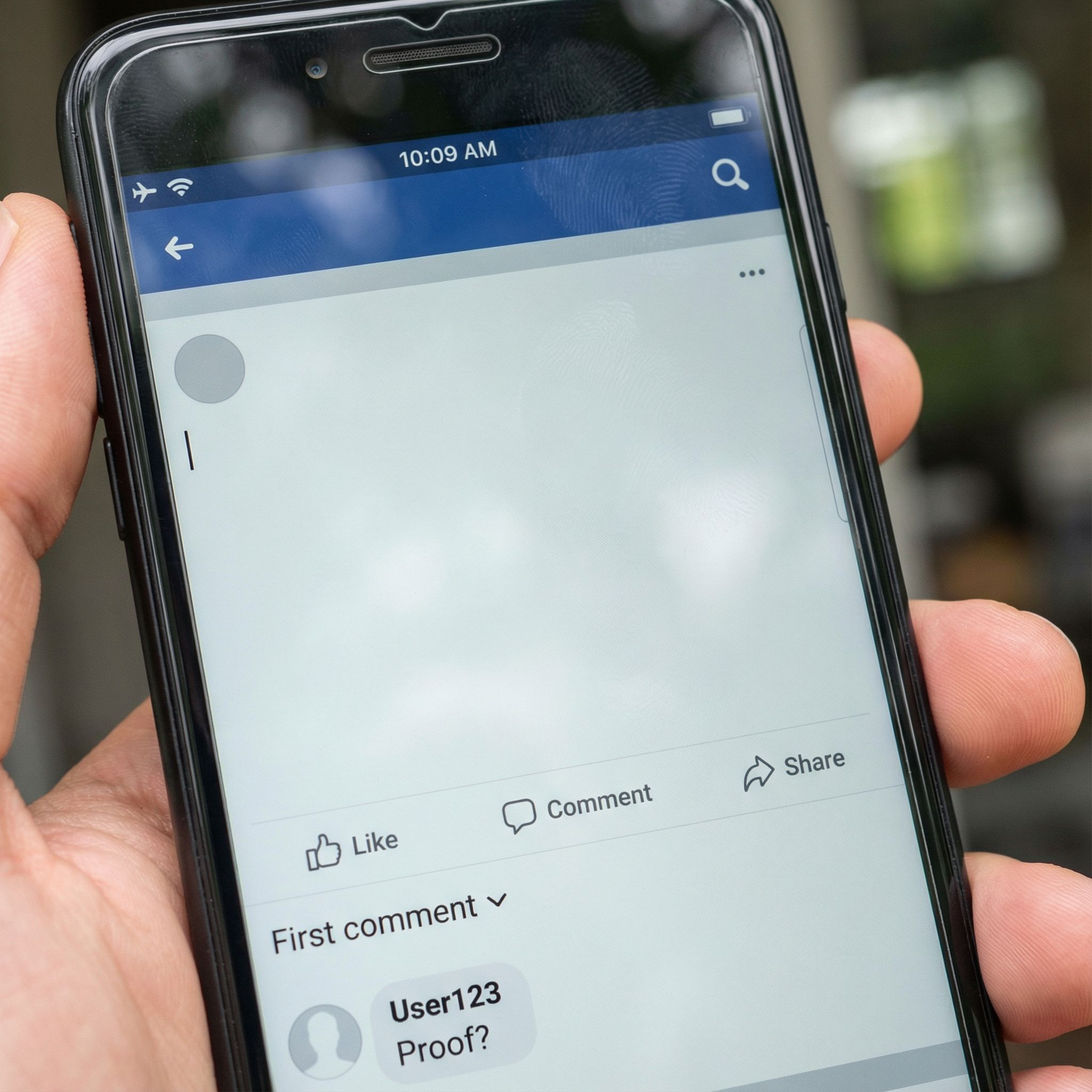 검정 바탕에 흰색 커서가 깜빡이는 빈 소셜미디어 게시물과 그 아래 첫 번째 댓글이 "증거는?"이라고 적혀